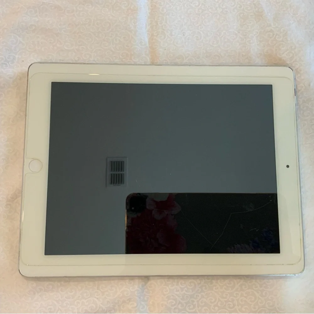 Apple iPad A1458 16GB White/Silver iOS 10.3.3 WiFi